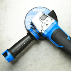 Meuleuse D'angle Kobalt 24 V Max Sans Fil, Noire Et Bleue, Arbre De 5/8 Po De Diamètre, Outil Seul Sans Batterie -Kobalt Soldes Magasin 45595035c L